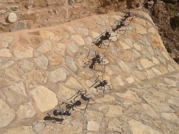 El artista José Azul expone sus obras en la ermita de Luco durante todo el verano