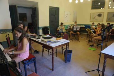 La música y la danza tejen su particular composición caligráfica en Albarracín