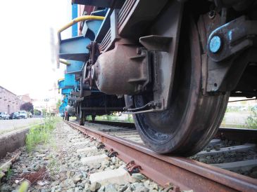 El tren averiado en Jérica daña la vía por el estado de tres vagones con ruedas 