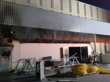 Los bomberos de Alcañiz extinguen un incendio en dos naves de Pretersa Prenavisa