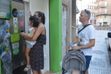 El reciclaje por incentivos llega a Alcañiz: Una máquina en la ronda Belchite canjea envases ligeros por vales de descuento en los comercios