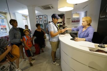 Teruel se descuelga de la tendencia nacional y crece el número de viajeros y pernoctaciones en julio