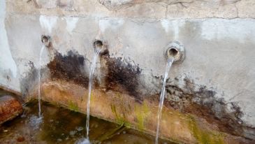 Roban los caños de bronce de una emblemática fuente de Fuentes de Rubielos