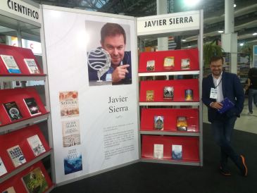 Lanzan una edición conmemorativa del 20 aniversario de La dama azul, la primera novela del turolense Javier Sierra