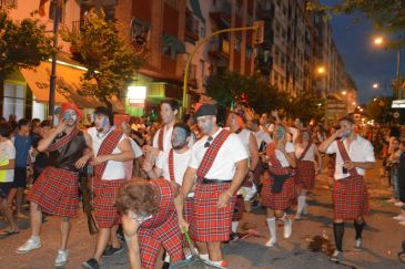 Las fiestas de Alcañiz superan su ecuador con el colorido pasacalles con disfraces