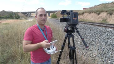 Sergio Martínez, autor del vídeo viral donde un tractor adelanta a un tren en la vía de Teruel: “El tractor está parado al llegar el tren y aún así le da tiempo a adelantarlo”