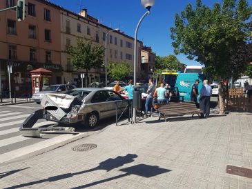 Aparatoso accidente en la avenida de Sagunto de Teruel tras embestir un autobús a un vehículo