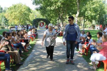 Entidades que fomentan el voluntariado organizan un pase de moda en Calamocha