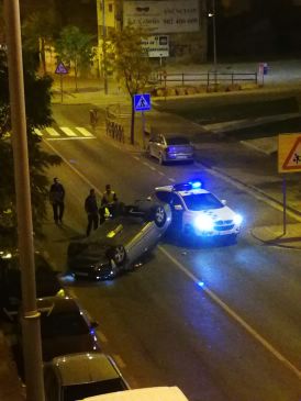 Aparatoso accidente sin heridos en la Avenida de Zaragoza de Alcañiz