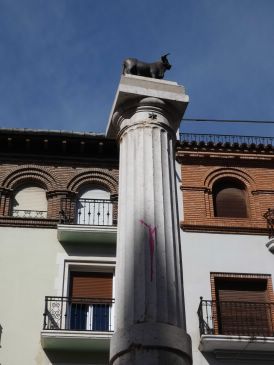 La Policía Local investiga una mancha de pintura aparecida en la columna del Torico