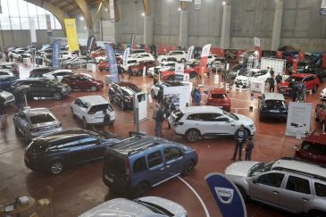 El Palacio de Congresos de Teruel reúne hasta el domingo a 9 expositores y 14 marcas de automóviles