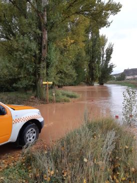 El río Alfambra en Teruel comienza a desbordarse e inunda algunas huertas
