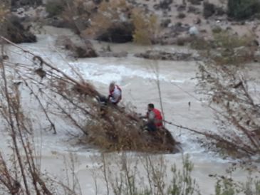 Intentan rescatar a dos personas que están agarradas a un árbol en el río Bergantes
