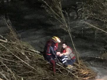 Rescatadas las dos personas que se habían agarrado a un árbol en el Bergantes