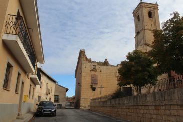 Camarillas advierte de la caída de las paredes de la iglesia parroquial