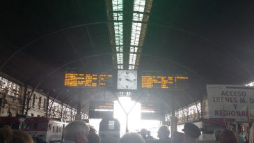 Un tren sale de Valencia con hora y media de retraso al llegar a la estación sin combustible y tener que ir a repostar