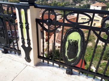 Nueva muestra de incivismo en el viaducto Fernando Hué de Teruel, que acaba de ser pintado