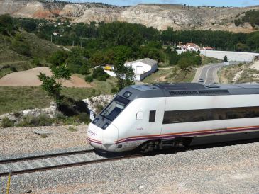 La inversión que Adif ha hecho en la línea de tren es inferior a lo que correspondía solo por mantenimiento en un año y no se ejecutó