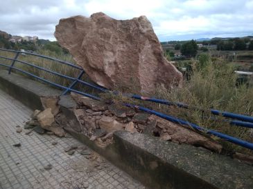 Una gran piedra cae a la calzada desde la zona del cerro Pui Pinos de Alcañiz