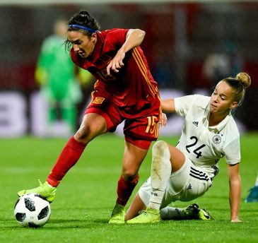Silvia Meseguer disputa los noventa minutos en su vuelta a la selección española de fútbol