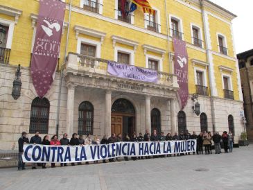 Concentración contra la violencia de género ante el Ayuntamiento de Teruel