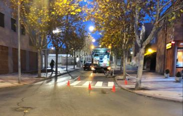 El Ayuntamiento de Teruel repinta pasos de peatones en el barrio de la Fuenfresca