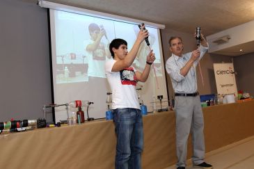 César Sancho, profesor jubilado de Física y Química: “Hay que usar fórmulas pero los experimentos suavizan el aprendizaje de la física”