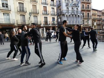 Alumnos de Magisterio llenan de danzas del mundo la Plaza del Torico