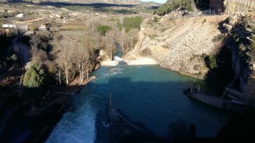 Construyen la ataguía para la recogida de limos y rescate de peces del pantano