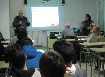 La Guardia Civil forma contra el ciberacoso en el IES Gúdar-Javalambre de Mora de Rubielos
