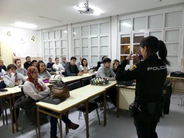La Policía Nacional imparte una charla en la Escuela de Adultos de Teruel para prevención del consumo de alcohol y drogas