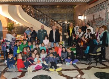 La Guardia Civil de Teruel dona a Cáritas juguetes, comida y ropa