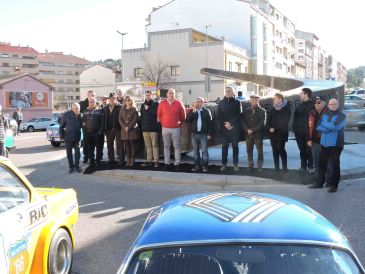 Inaugurada la rotonda dedicada al primer presidente del club organizador de las carreras de Alcañiz