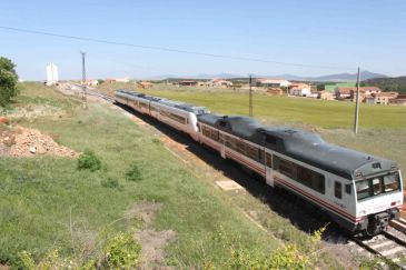 Aliaga urge acuerdos firmes con Renfe para mejorar el ferrocarril entre Teruel y Zaragoza