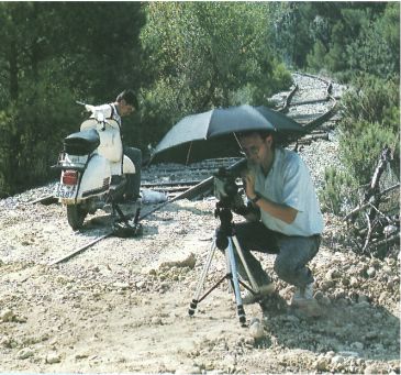 Dos aventureros y una moto ferroviaria para recorrer la línea de la Val de Zafán