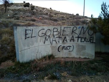 Pintadas contra Endesa, Teresa Ribera y el Gobierno por el cierre de la térmica