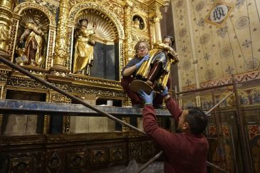 El retablo de Yoly, ya restaurado, vuelve a la iglesia de San Pedro