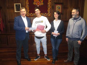 Carlos Gómez recibe el premio por el diseño de la postal navideña del Ayuntamiento de Teruel