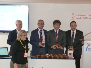 Una pieza de cerámica de arcilla de Teruel será el símbolo de la Ruta del Santo Grial presentada en Fitur