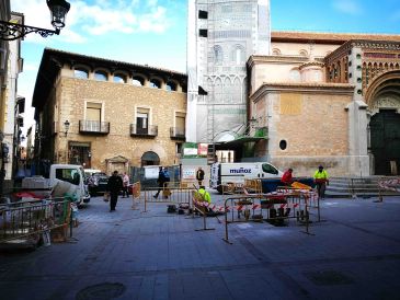El Ayuntamiento de Teruel repara el adoquinado de la plaza de la Catedral