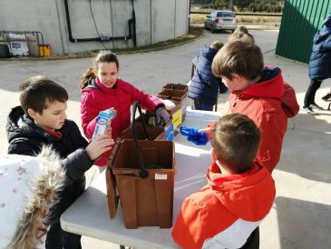 Alumnos del Matarraña aprenden a hacer compost a partir de materia orgánica