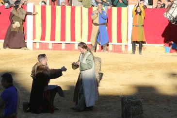 Teruel, la ciudad donde no es un sueño que te pidan matrimonio ante 4.500 lacayos: El Torneo Medieval arrancó con una pedida de mano entre dos jóvenes