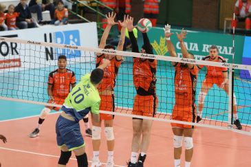 El CV Teruel defiende el liderato en la cancha de la Textil Santanderina