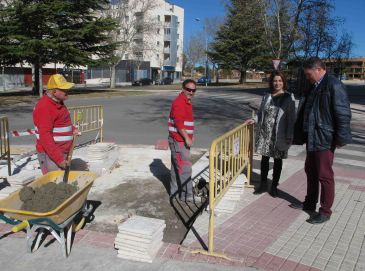 El Ayuntamiento de Teruel repara las aceras en La Fuenfresca y otros barrios