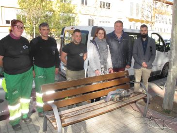 El equipo de pintura de Atadi Empleo realiza el mantenimiento de bancos en Teruel