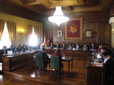 Teruel recuerda a las 103 primeras alcaldesas y pide medidas para la igualdad