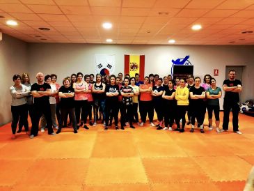 Padel Teruel imparte un taller de defensa personal femenina