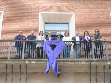 La Diputación de Teruel coloca un lazo morado en apoyo a la igualdad entre mujeres y hombres