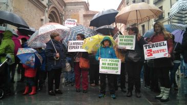 Concentraciones en las plazas de ciudades y pueblos para apoyar la manifestación de Madrid