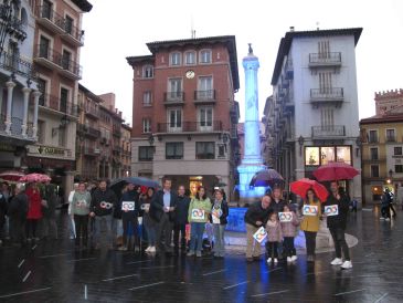 La estatua del Torico se tiñe de azul por el Día del Autismo
